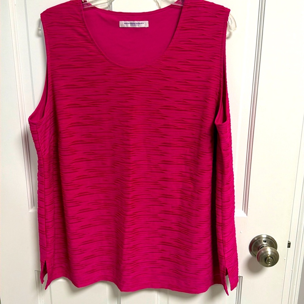 1x women’s sleeveless hot pink blouse.